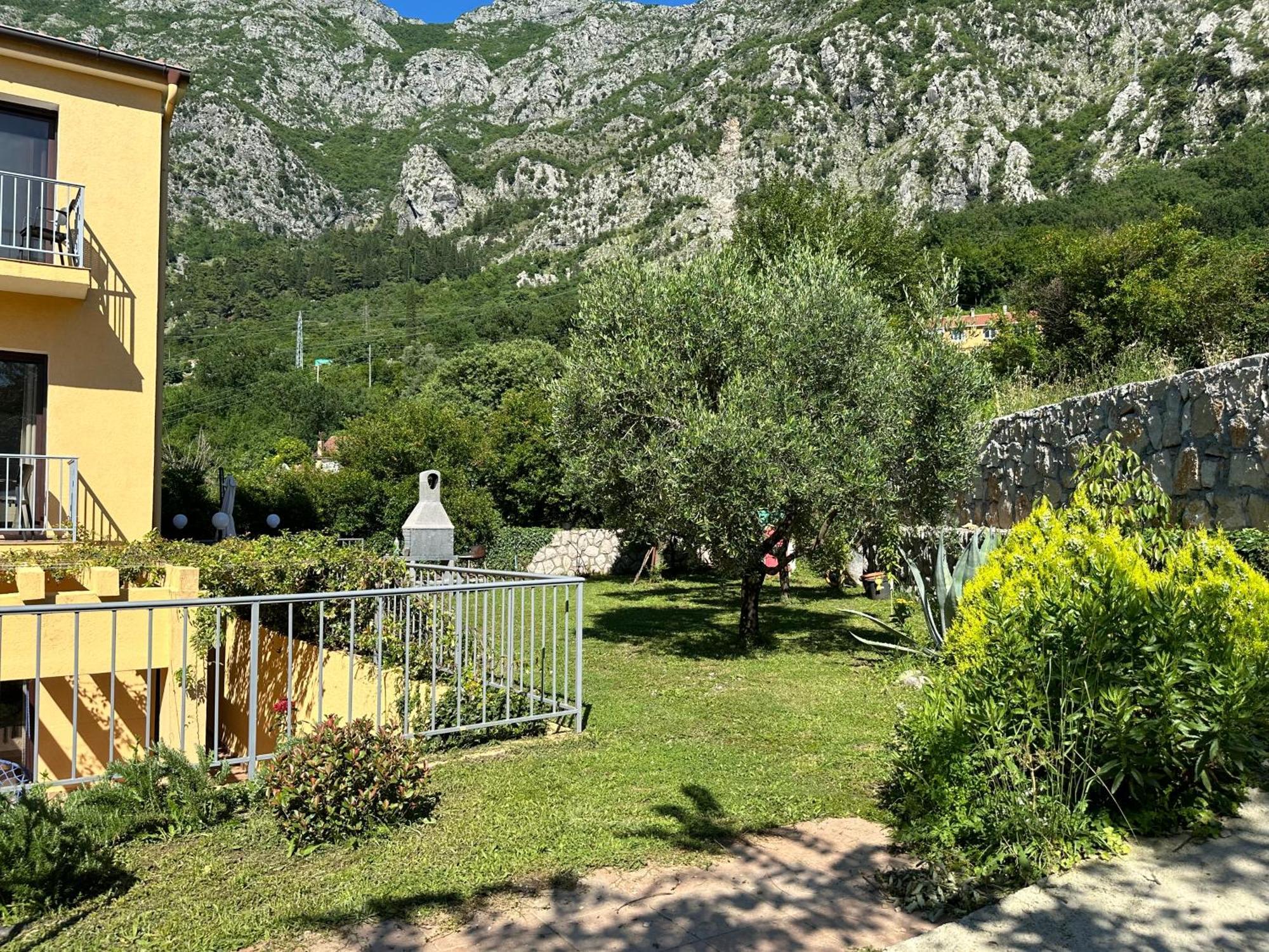 Villa Risan Apartments Exteriér fotografie