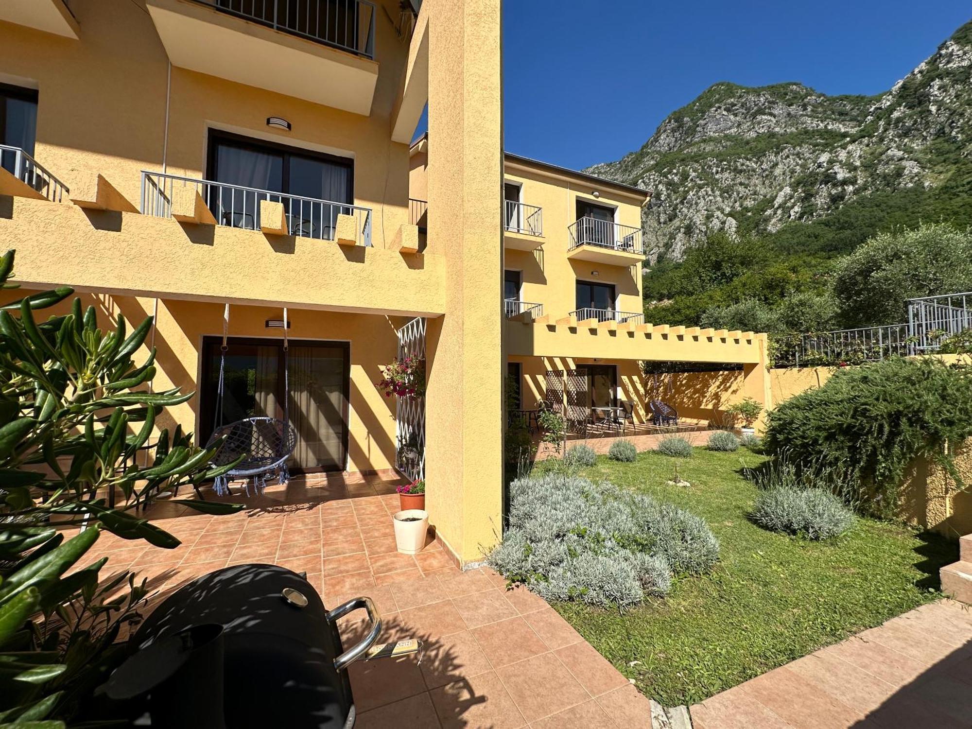 Villa Risan Apartments Exteriér fotografie