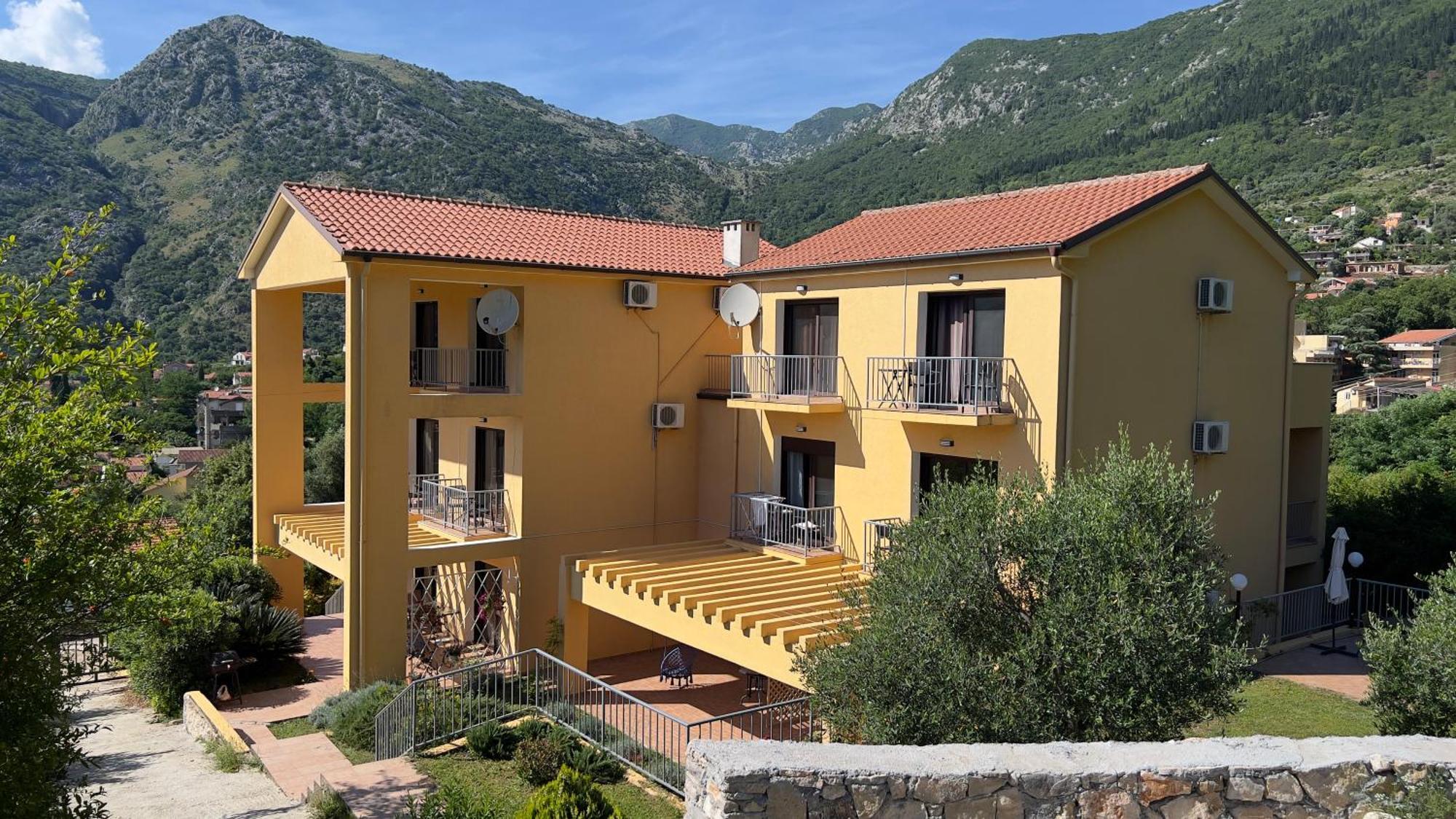 Villa Risan Apartments Exteriér fotografie